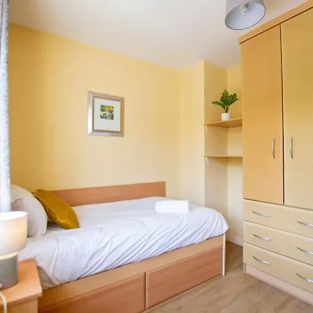 Casa vacanze 89 - Spacious Townhouse By Shortstays *